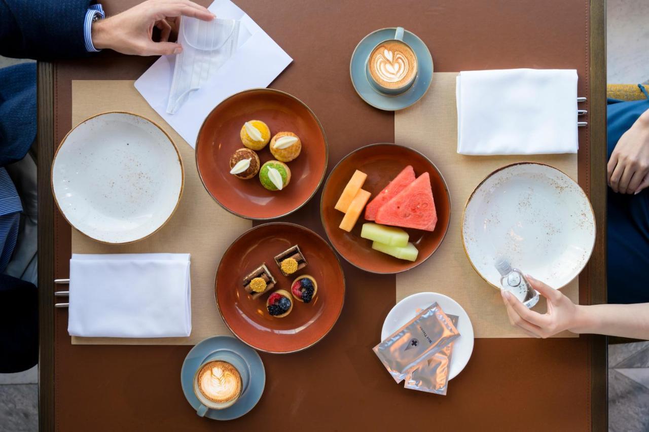 Hyatt Centric Janakpuri New Delhi Otel Dış mekan fotoğraf A table set for breakfast