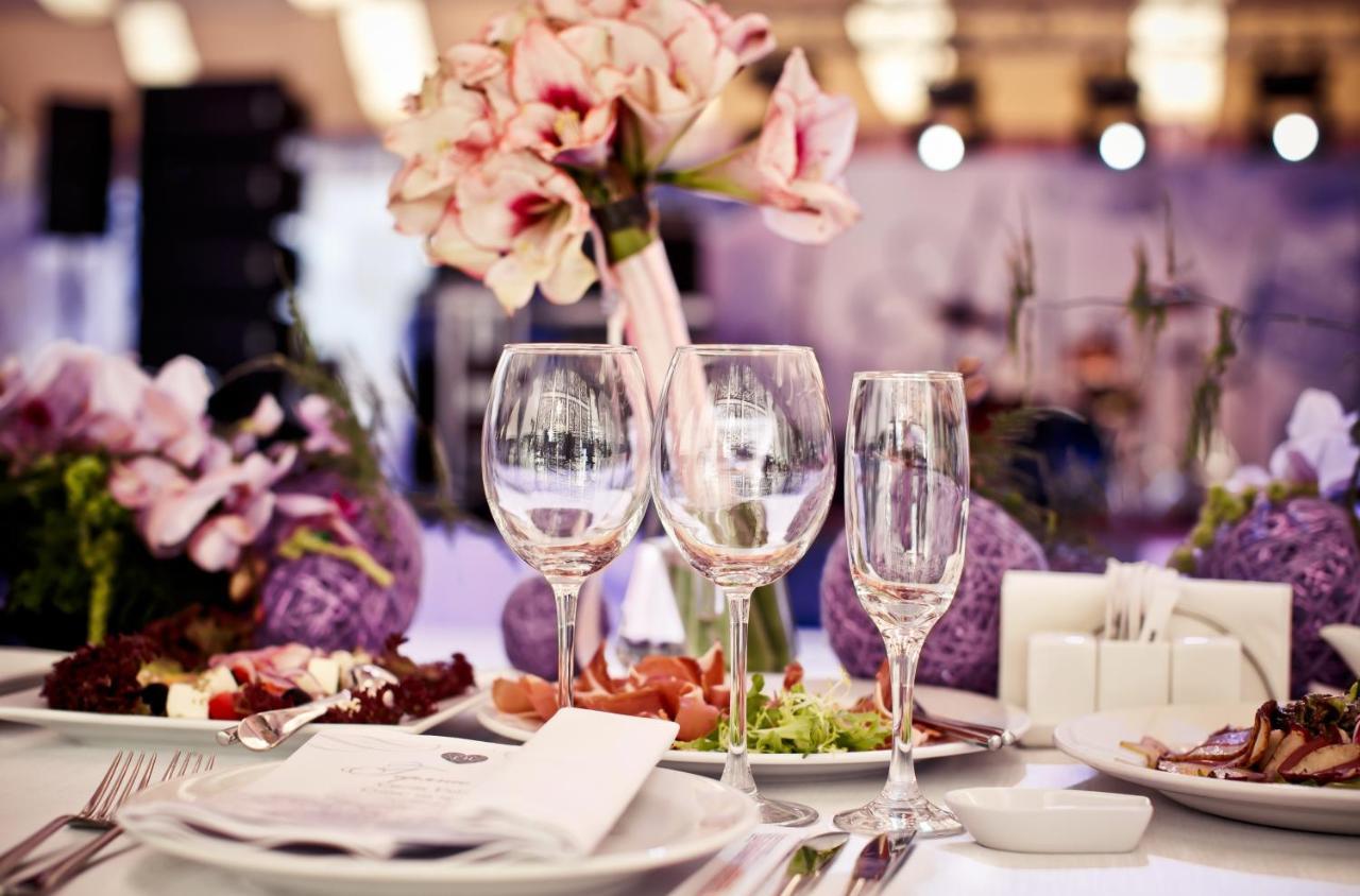 Hyatt Centric Janakpuri New Delhi Otel Dış mekan fotoğraf A table set for a formal dinner