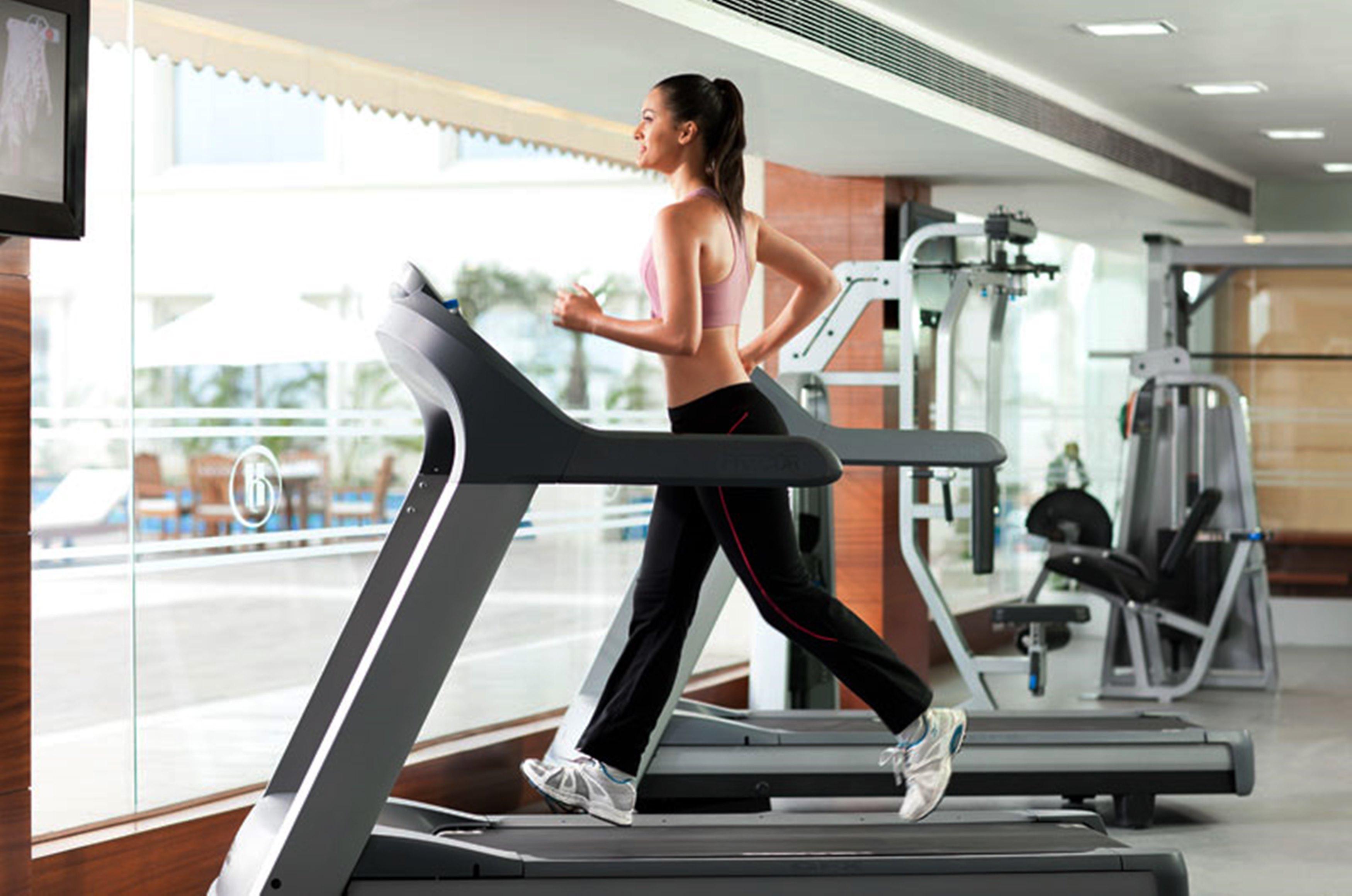 Hyatt Centric Janakpuri New Delhi Otel Dış mekan fotoğraf A woman exercising on a treadmill